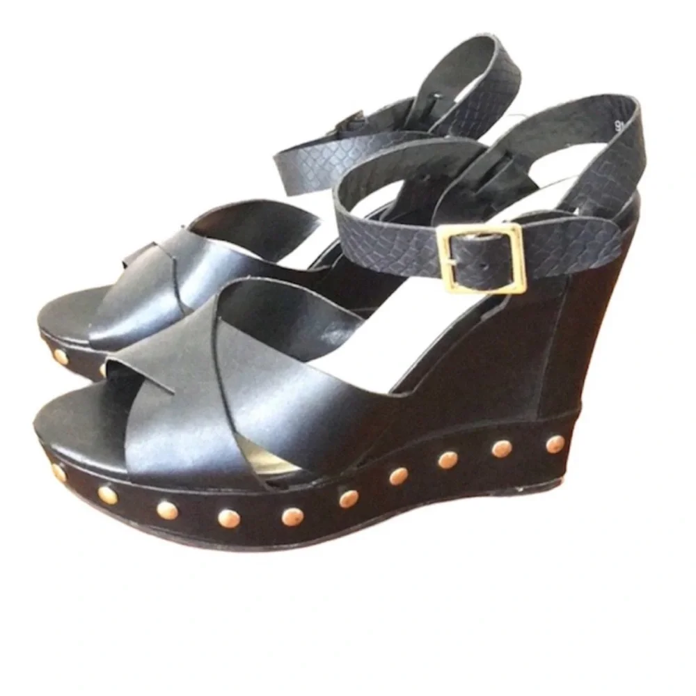 Sbicca black & gold platform sandals